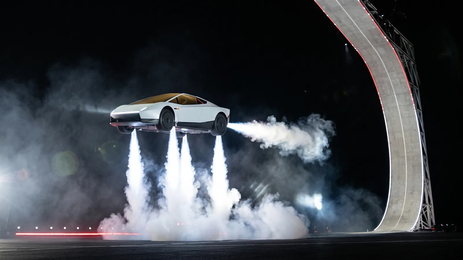 Tényleg repül az új Tesla Roadster? Fejjel lefelé a rámpán, 0,81 mp és sok nyitott kérdés